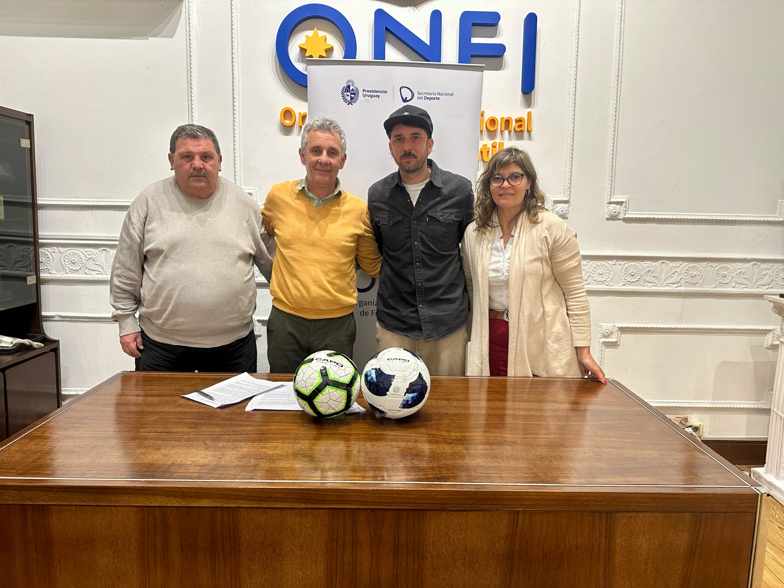 Autoridades de ONFI y de Capo Cannoniere firman convenio.